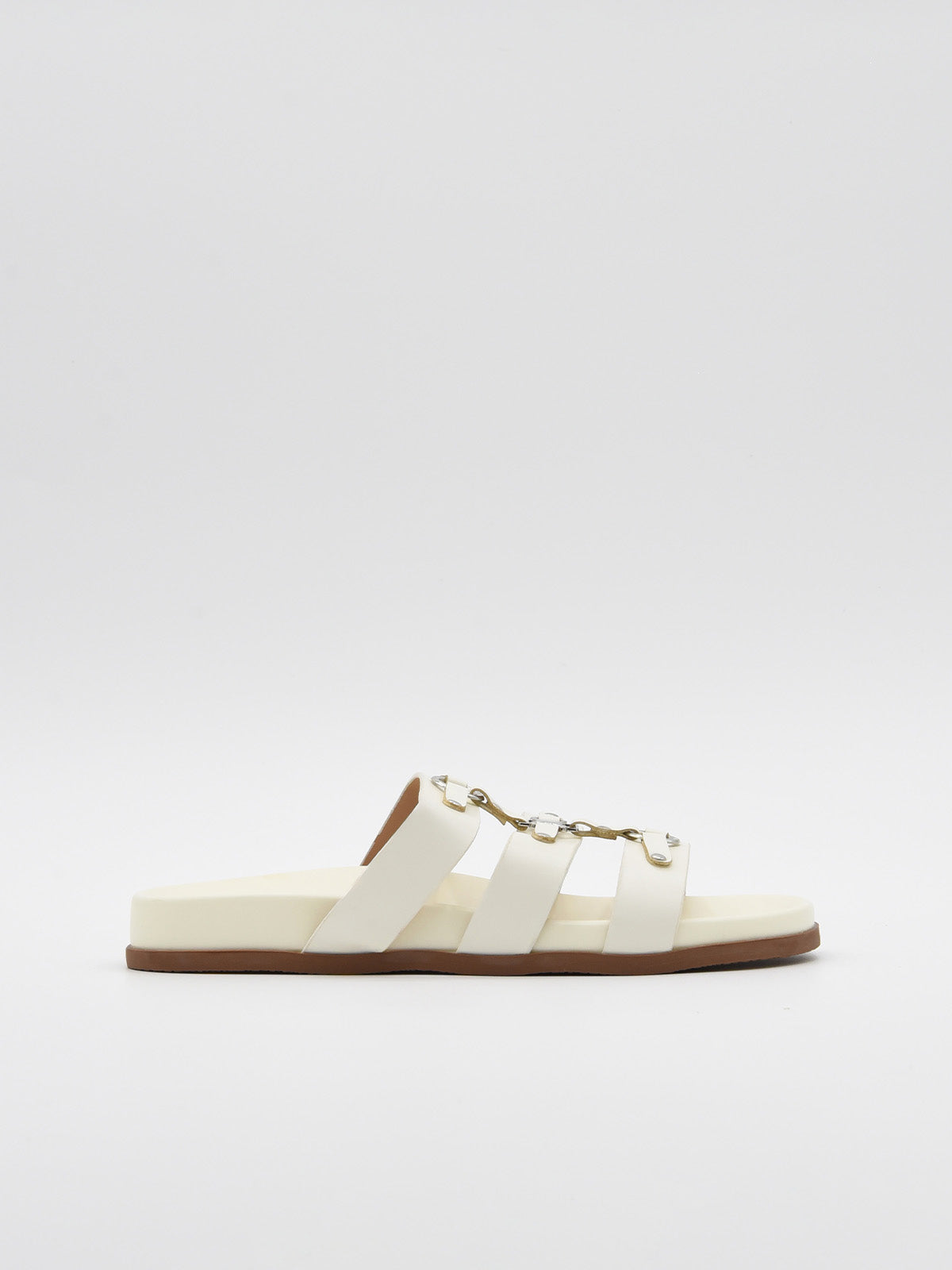 Sandalia blanca de tiras con cadena dorada y suela cómoda.







