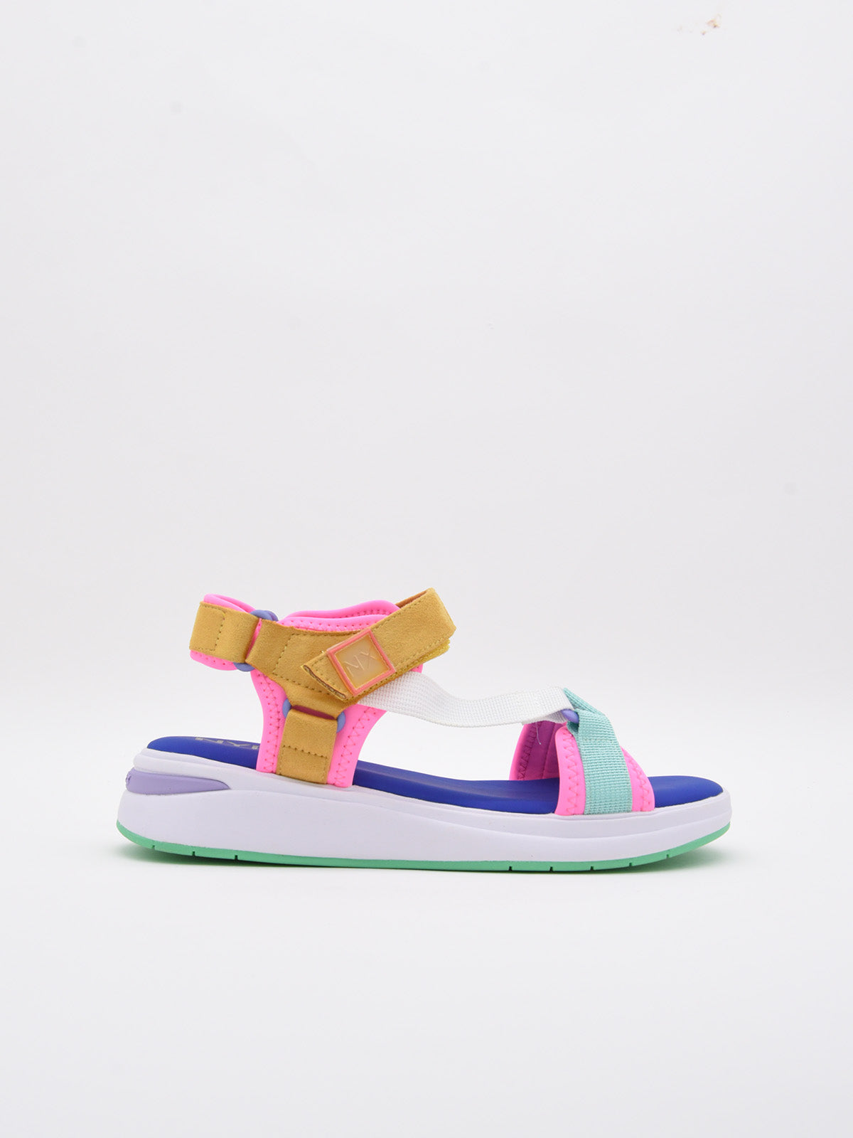 Sandalias multicolor cómodas con tiras ajustables y diseño color block moderno.