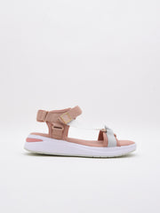 Sandalias nude con tiras ajustables, diseño cómodo y suela ligera.
