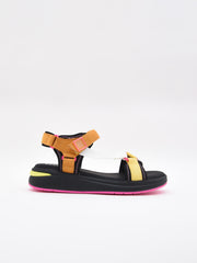 Sandalias negras cómodas con tiras de colores y suela acolchada ligera.