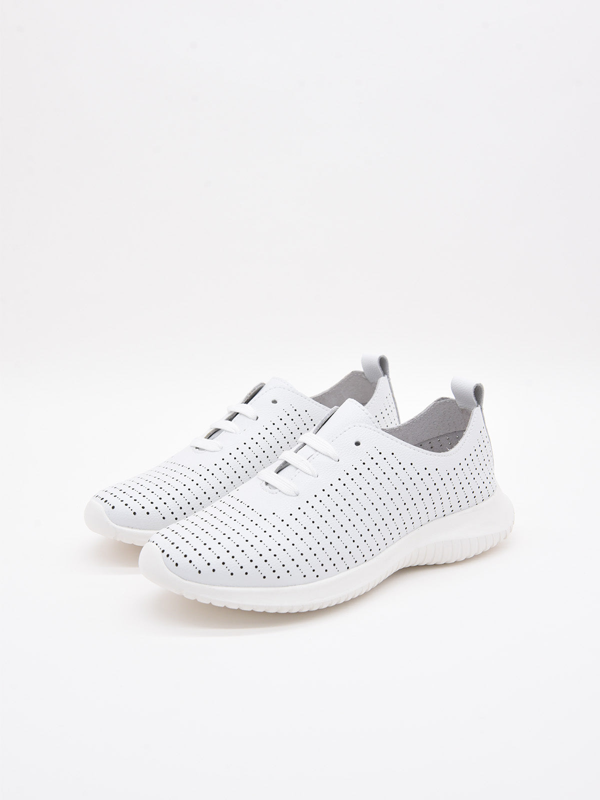 Zapatillas blancas ligeras, cómodas y transpirables con diseño moderno.