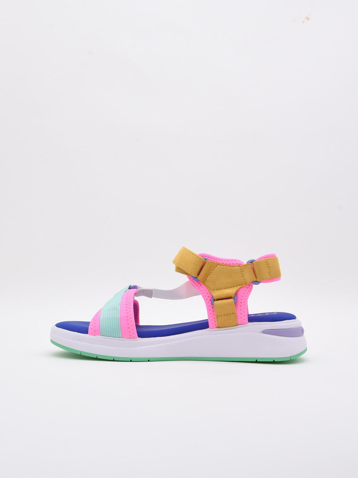Sandalias multicolor cómodas con tiras ajustables y diseño color block moderno.