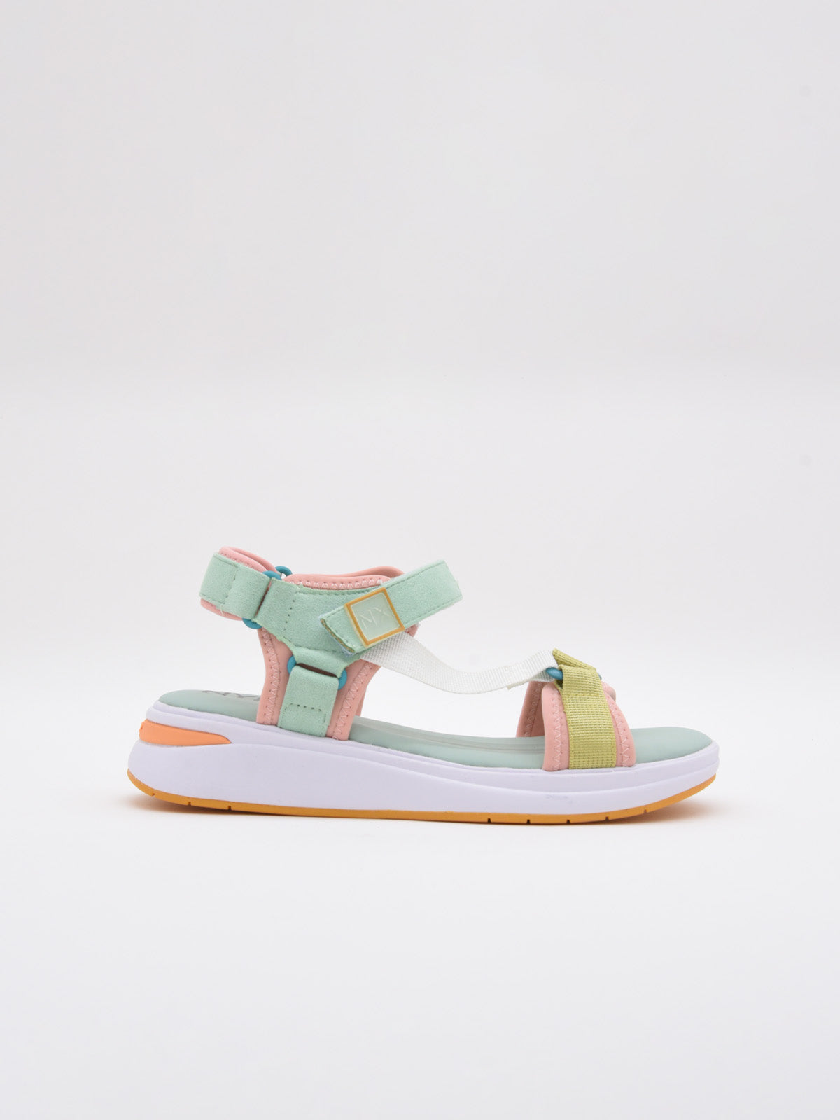 Sandalias cómodas en tonos pastel con tiras ajustables y diseño ergonómico.