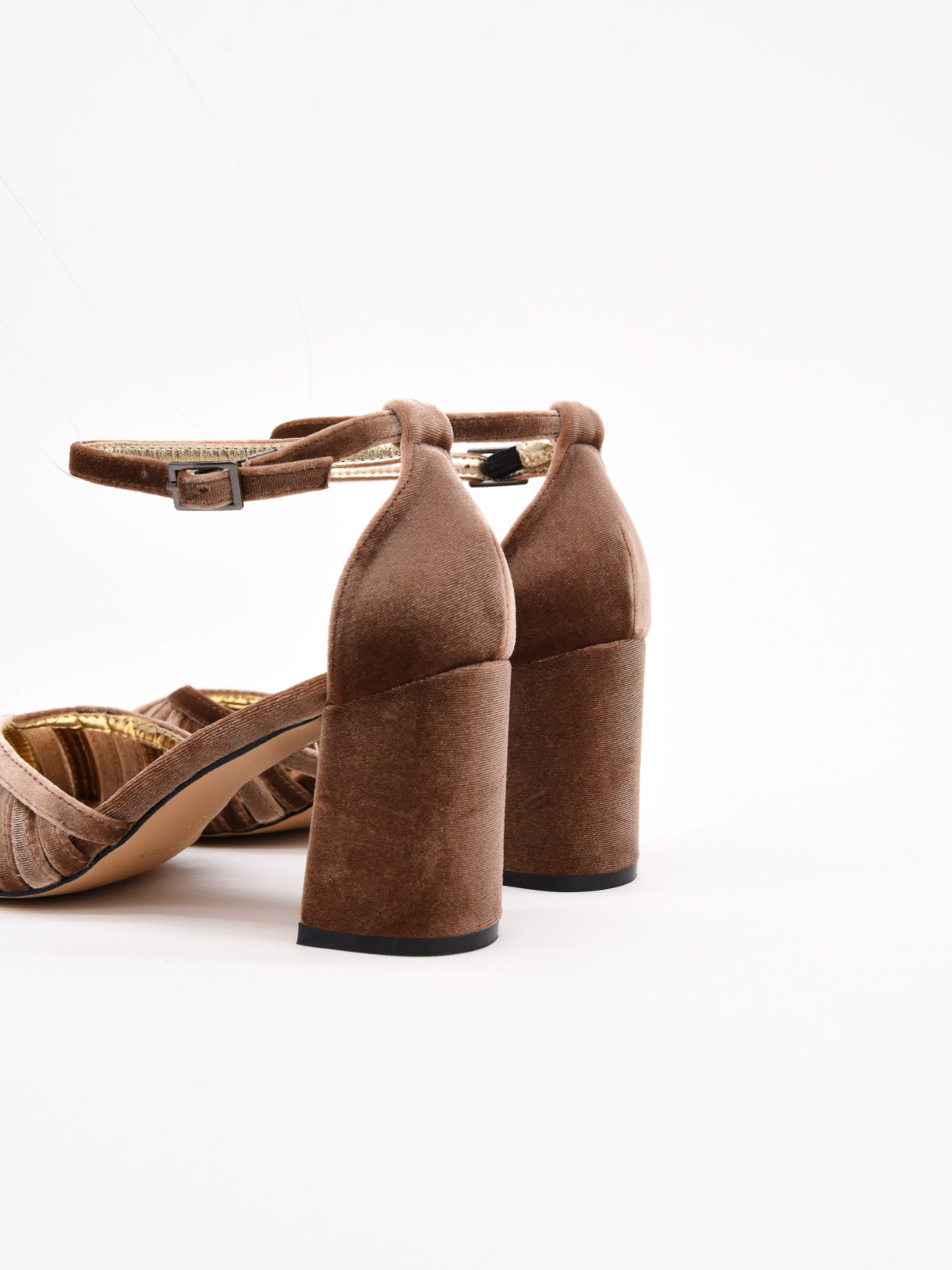 Zapato de terciopelo taupe con tacón ancho
