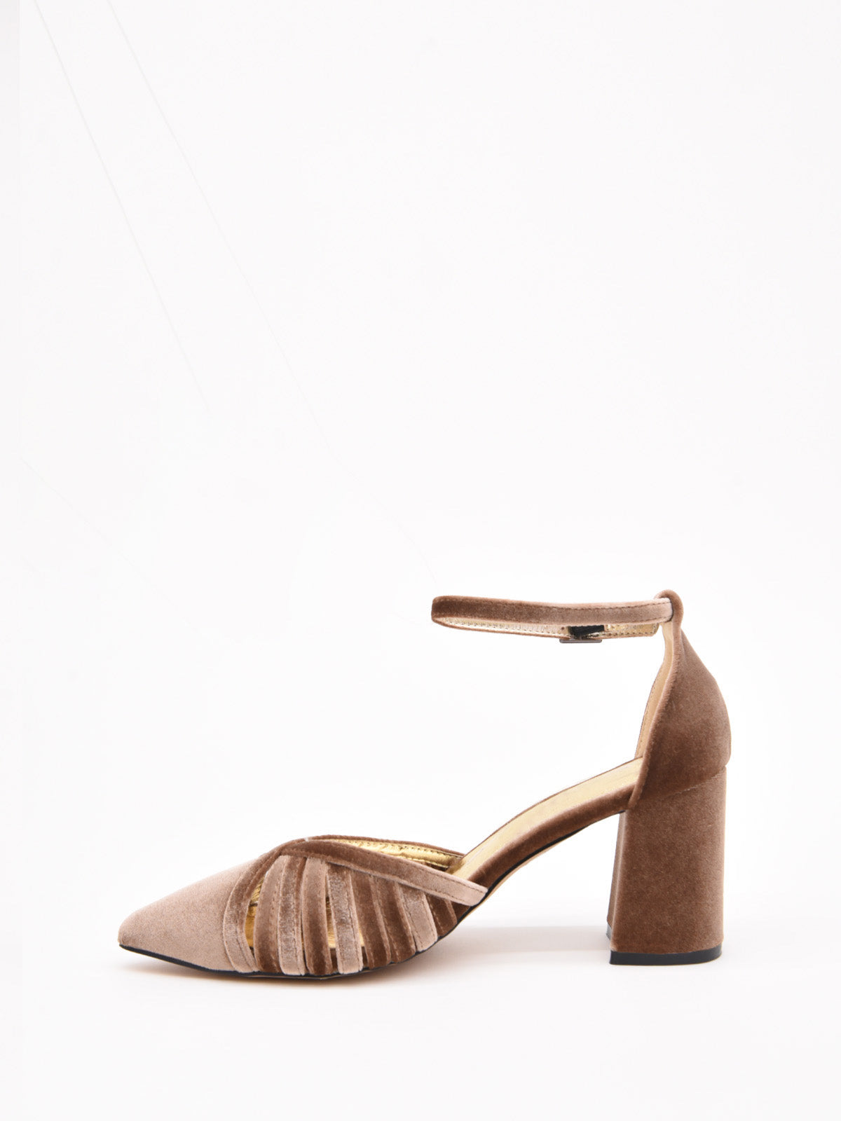 Zapato de terciopelo taupe con tacón ancho