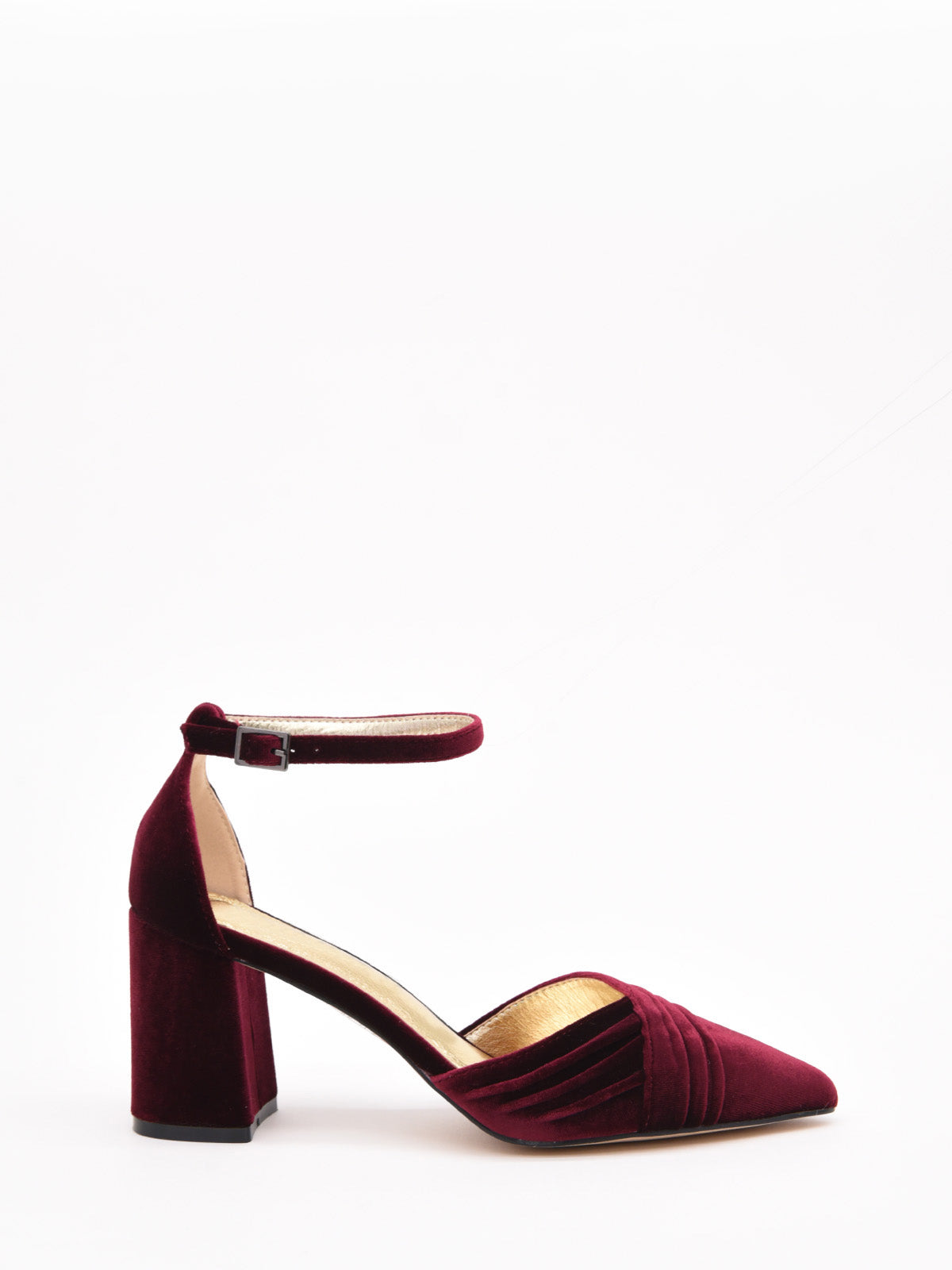 Zapato de terciopelo burdeos para mujer con tacón ancho, puntera afilada con pliegues decorativos y pulsera al tobillo.