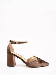 Zapatos de terciopelo taupe con tacón ancho y pulsera