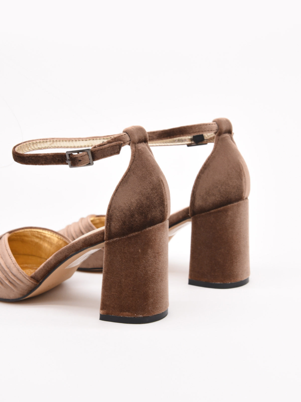 Zapatos de terciopelo taupe con tacón ancho y pulsera