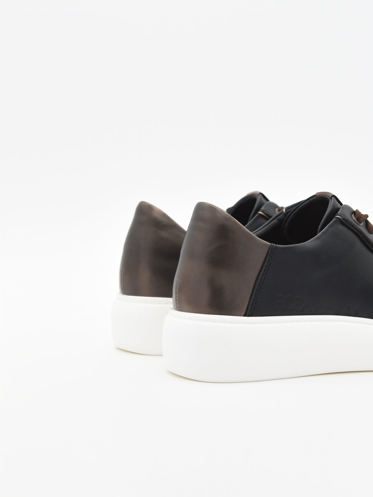 ZAPATILLAS NEGRAS CON DETALLES EN BRONCE