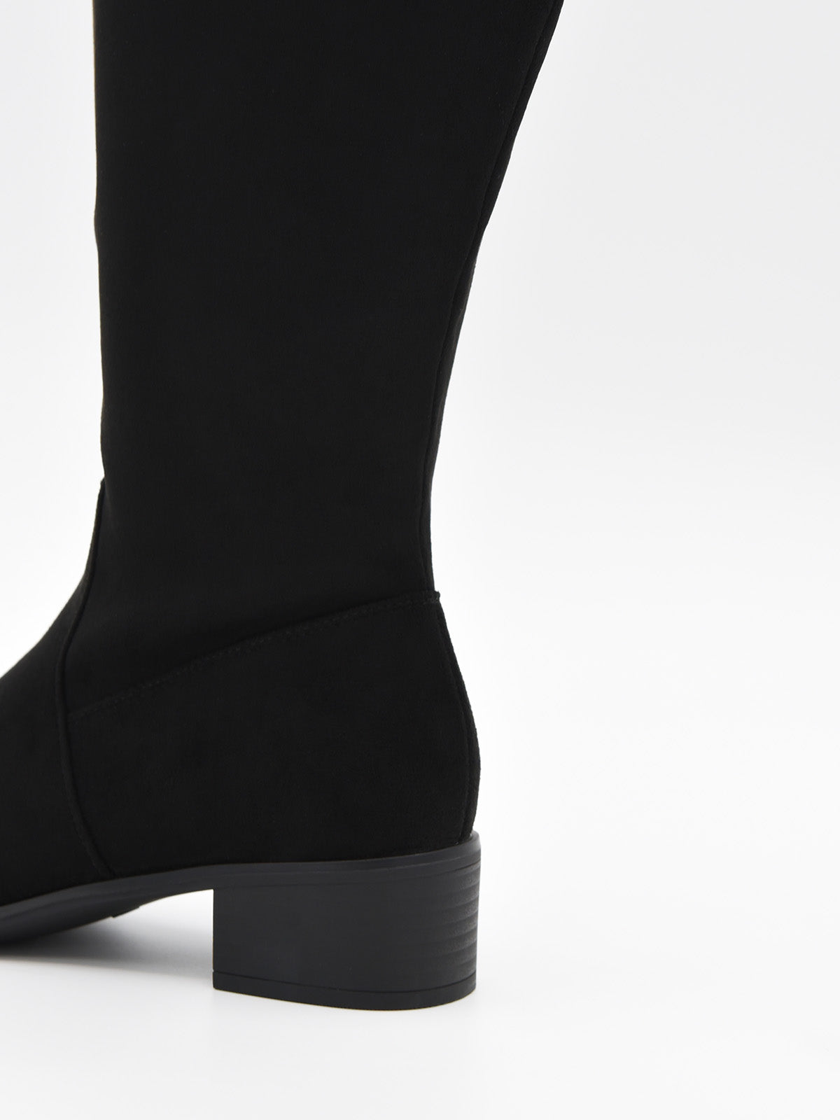Bota alta de mujer en color negro, de efecto ante con tacón bajo cuadrado y punta ligeramente fina.