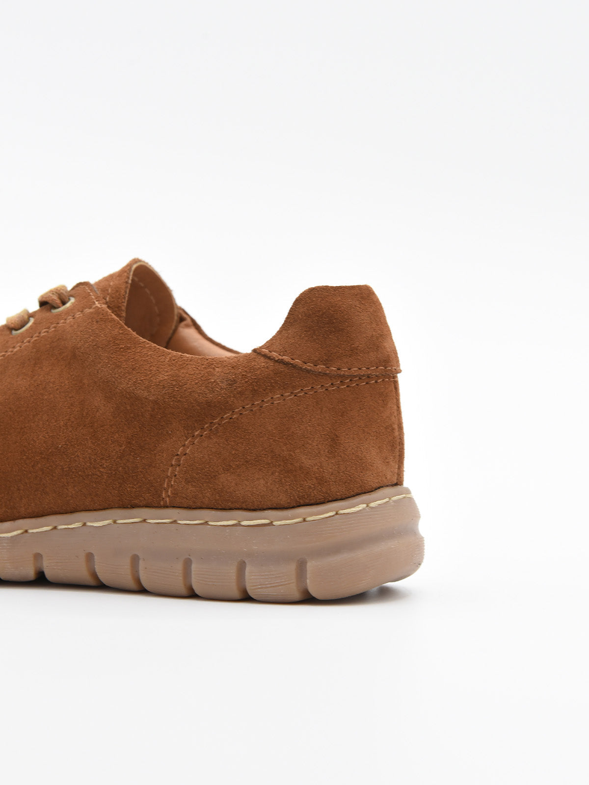 Zapatilla de piel color cuero con cordones y suela confort