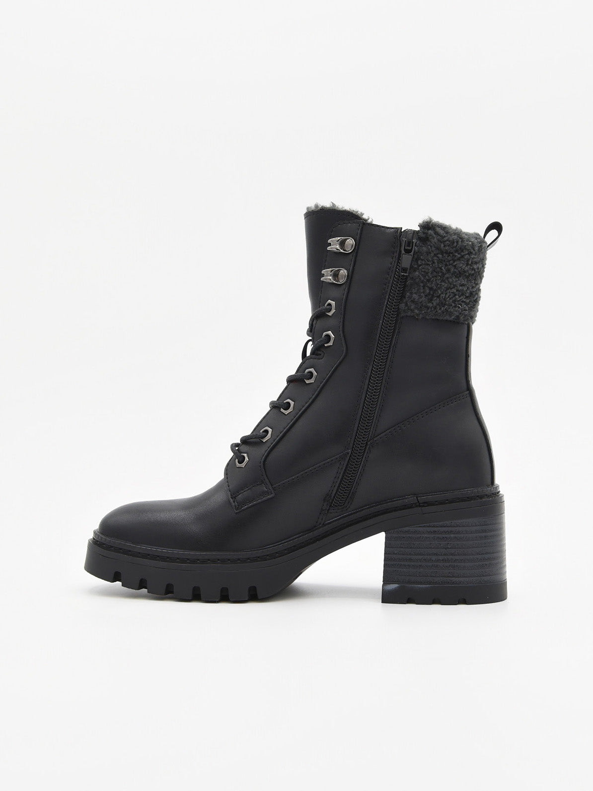 Bota negra de piel con tacón y cuello de borreguito