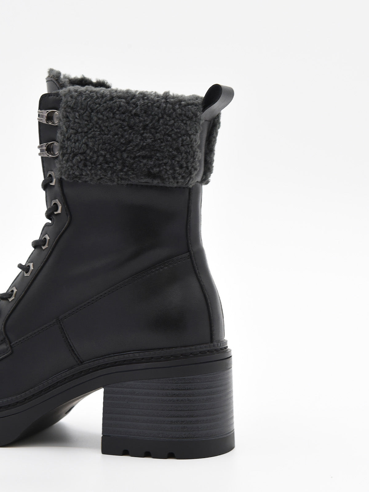 Bota negra de piel con tacón y cuello de borreguito