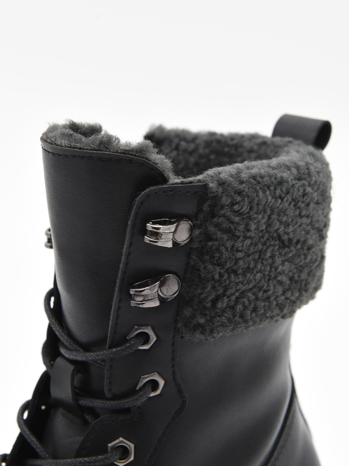 Bota negra de piel con tacón y cuello de borreguito