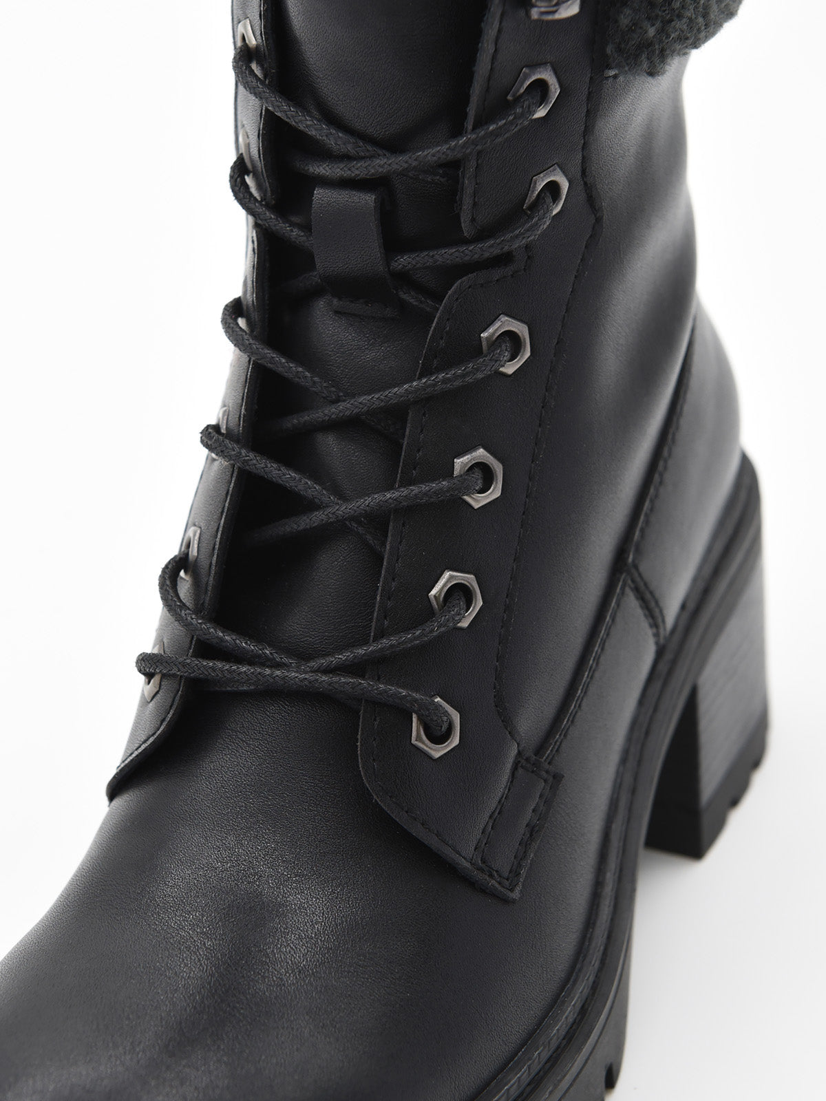 Bota negra de piel con tacón y cuello de borreguito