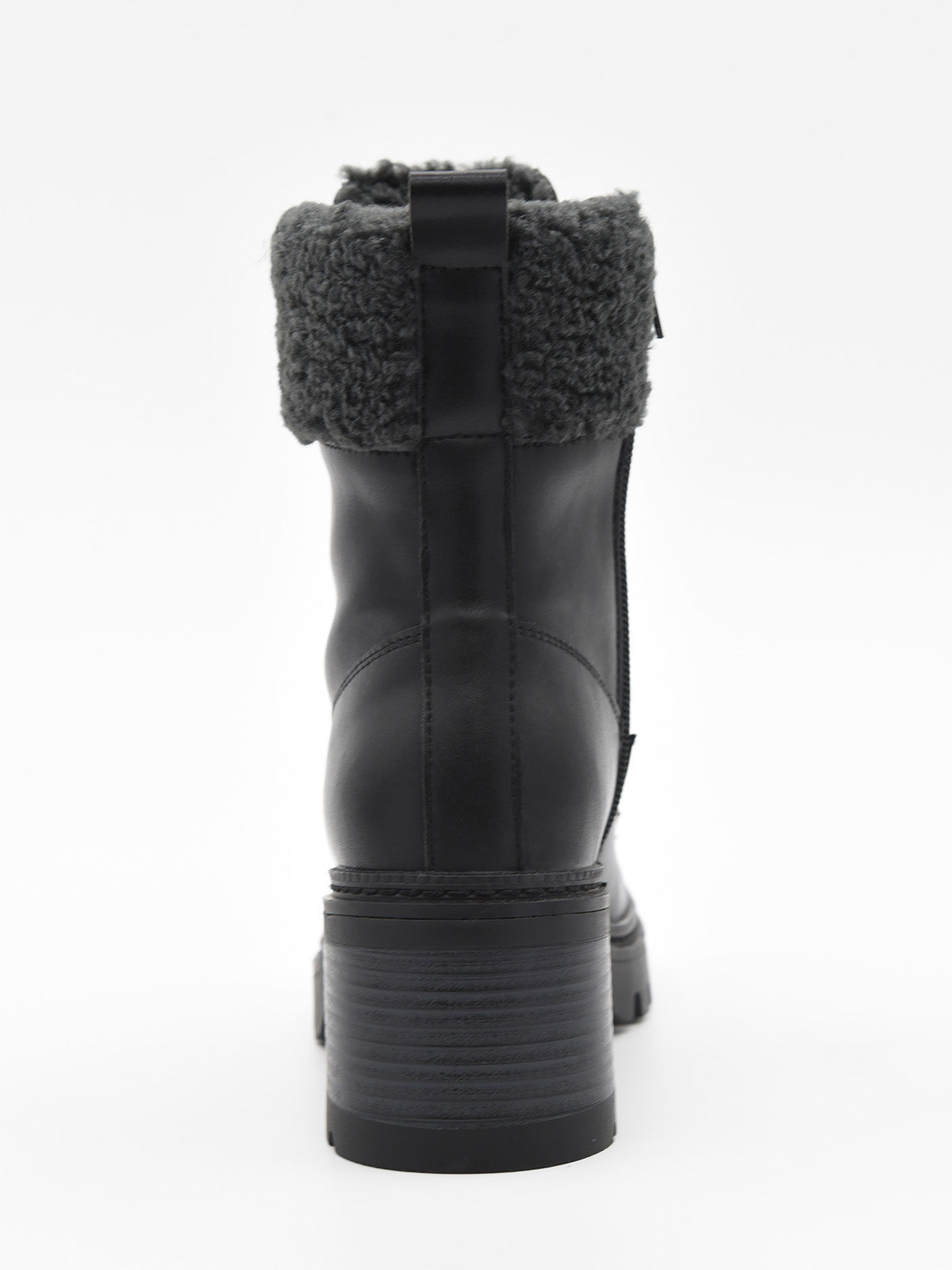 Bota negra de piel con tacón y cuello de borreguito