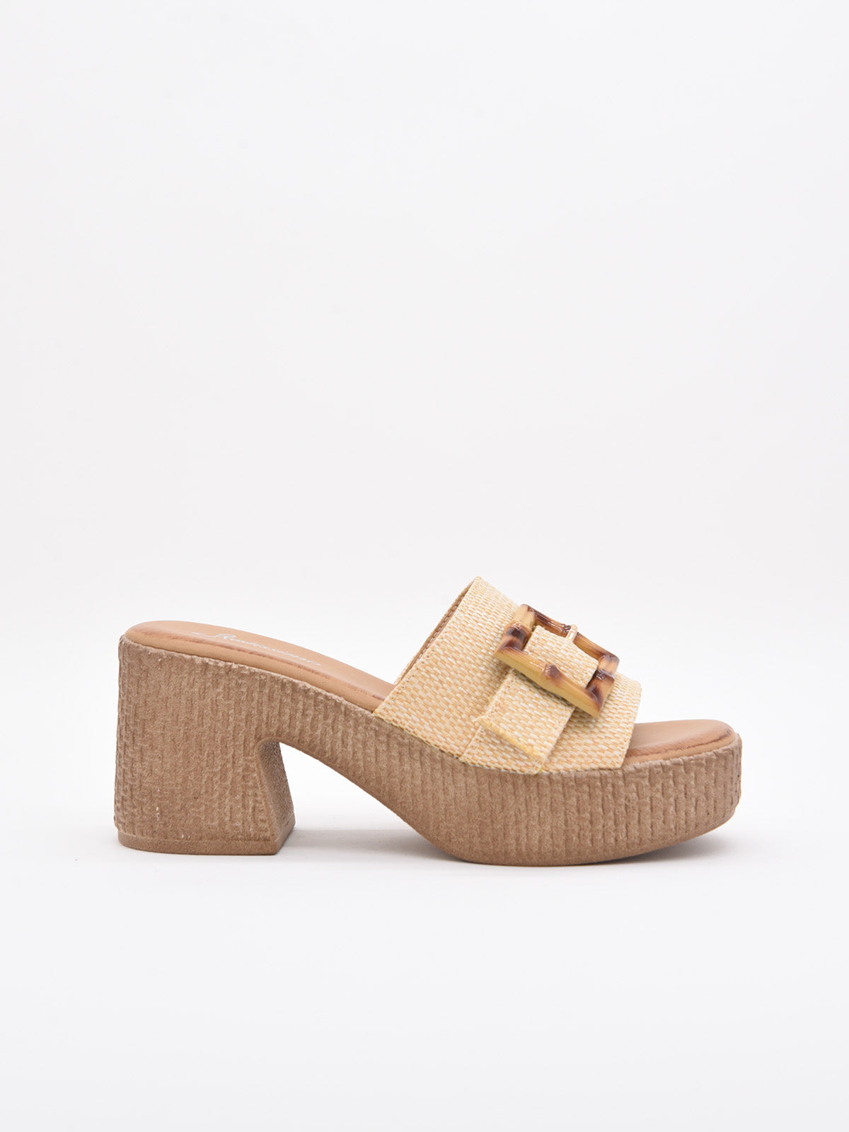 Sandalias de tacón en yute con hebilla carey y diseño cómodo.