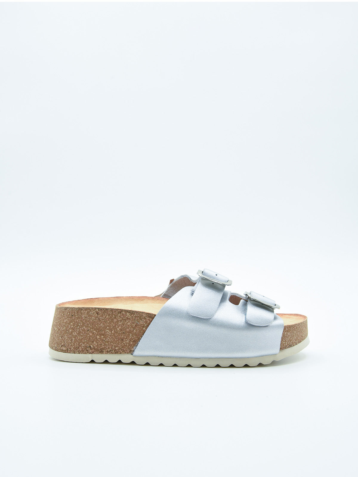 Sandalias de piel color plata con doble hebilla plateada y suela de corcho, diseño cómodo y elegante.







