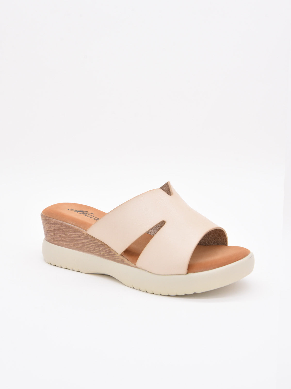 Sandalias de cuña en beige con plantilla acolchada y suela clara antideslizante.
