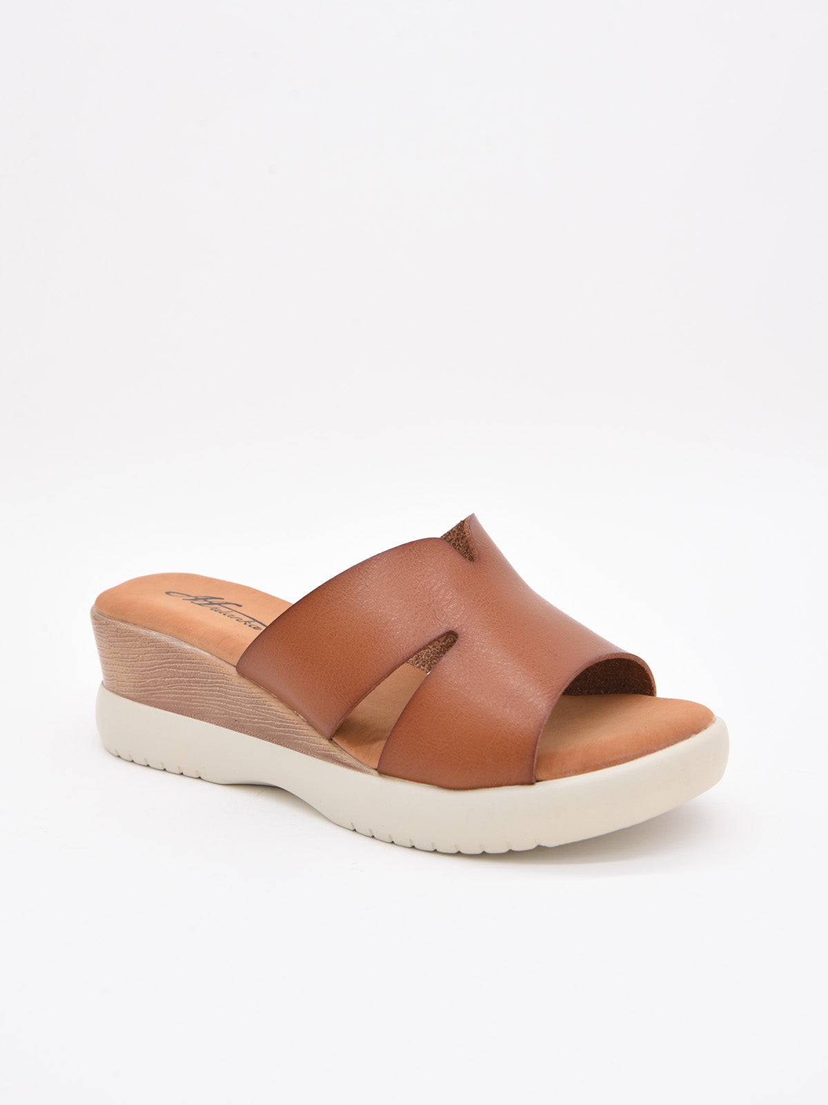 Sandalias de cuña en color cuero con planta acolchada y suela ligera antideslizante.
