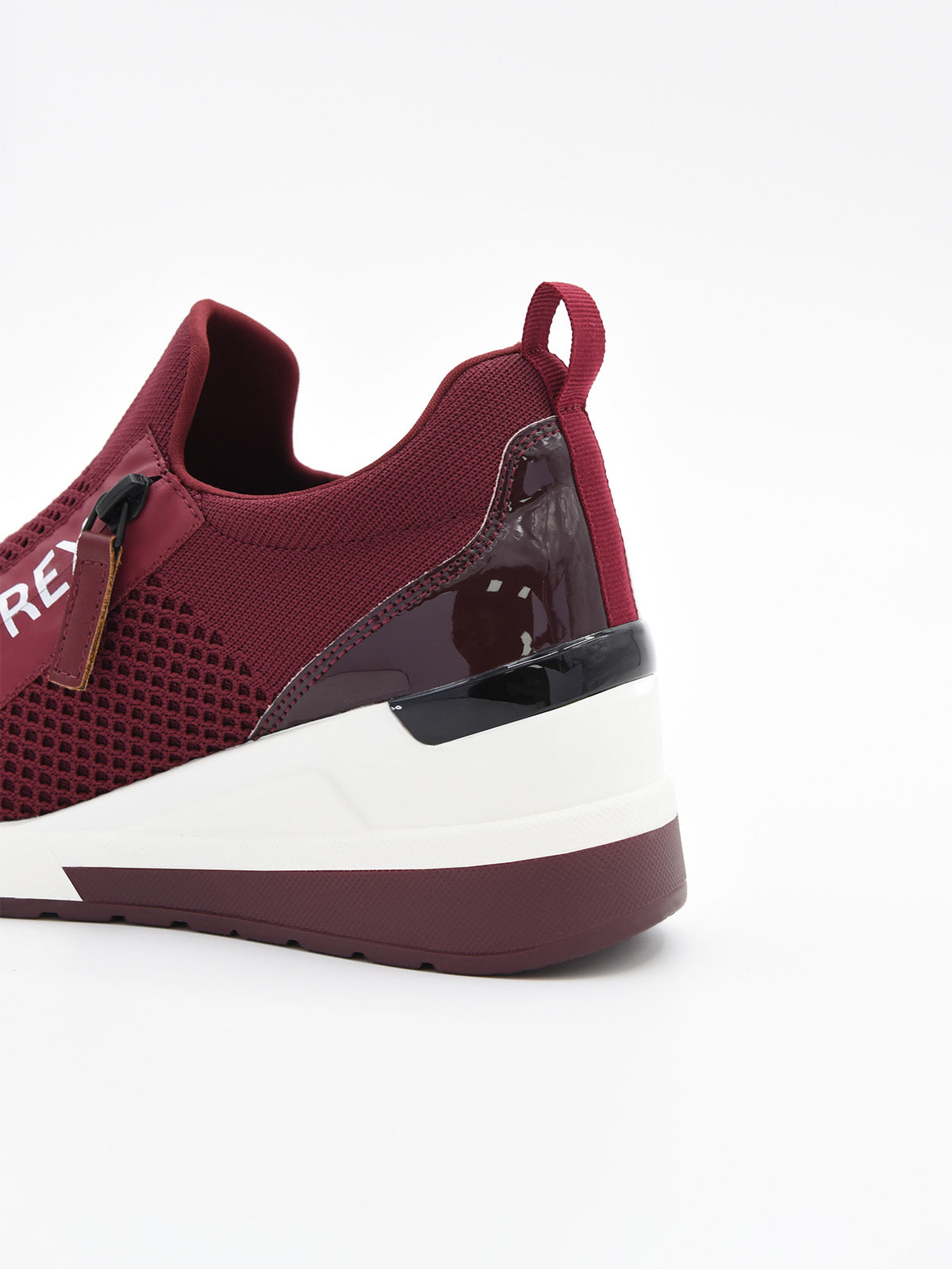 Zapatillas deportivas burdeos con cuña interna NYREX slip on