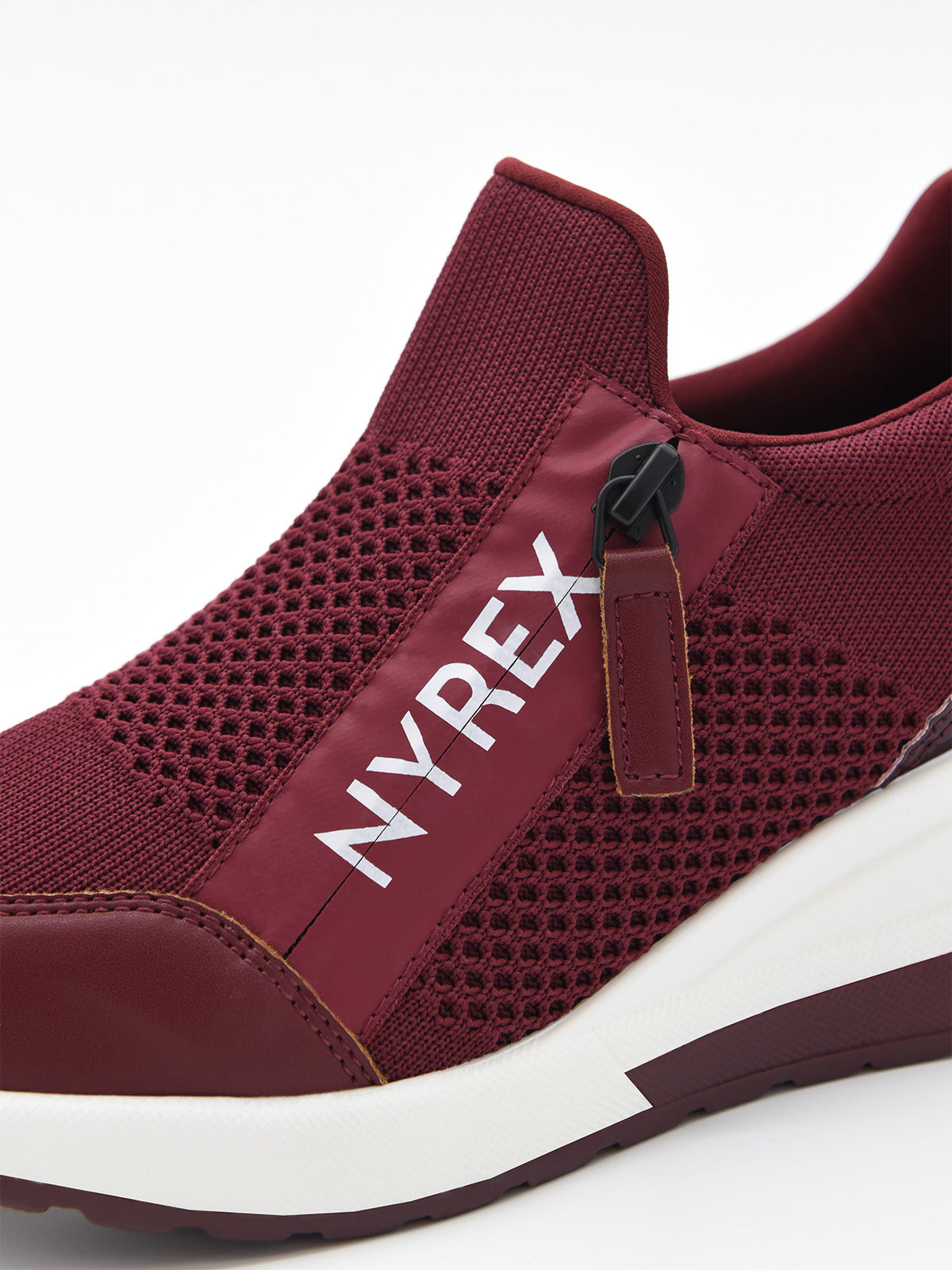 Zapatillas deportivas burdeos con cuña interna NYREX slip on