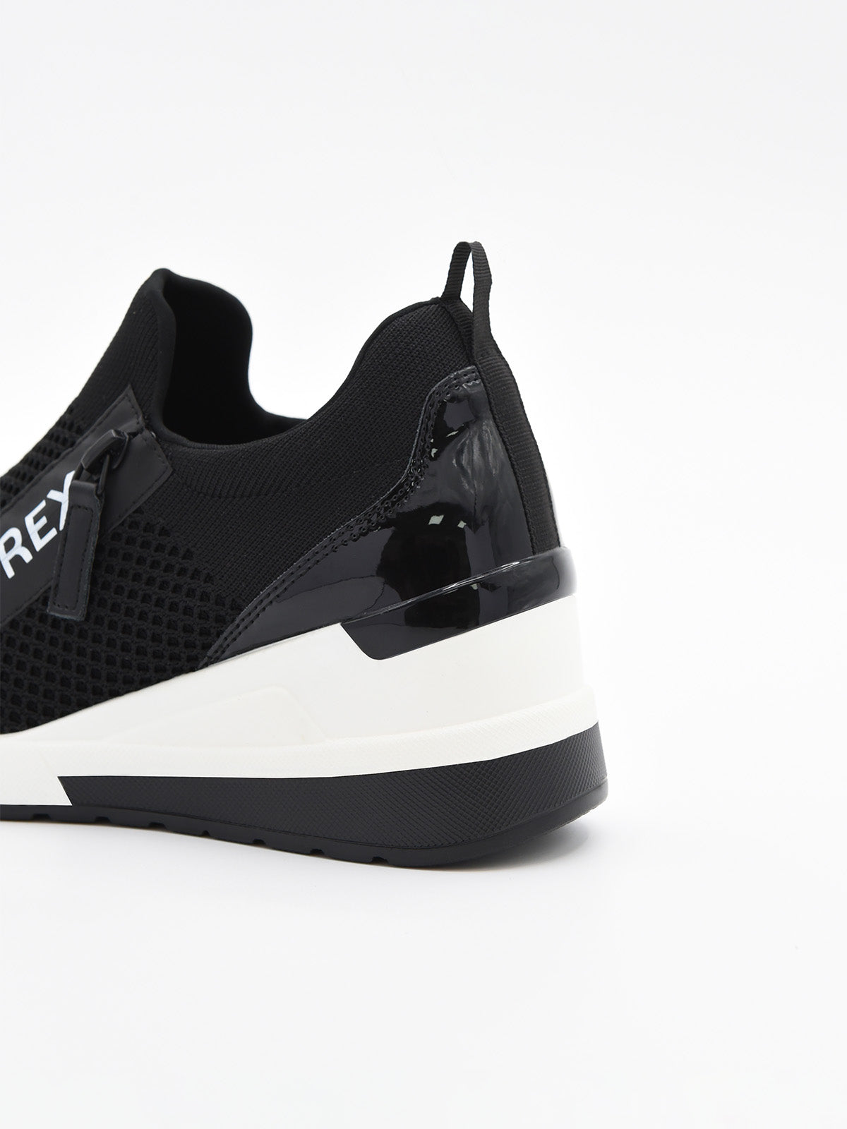 Zapatilla negra con cuña transpirable