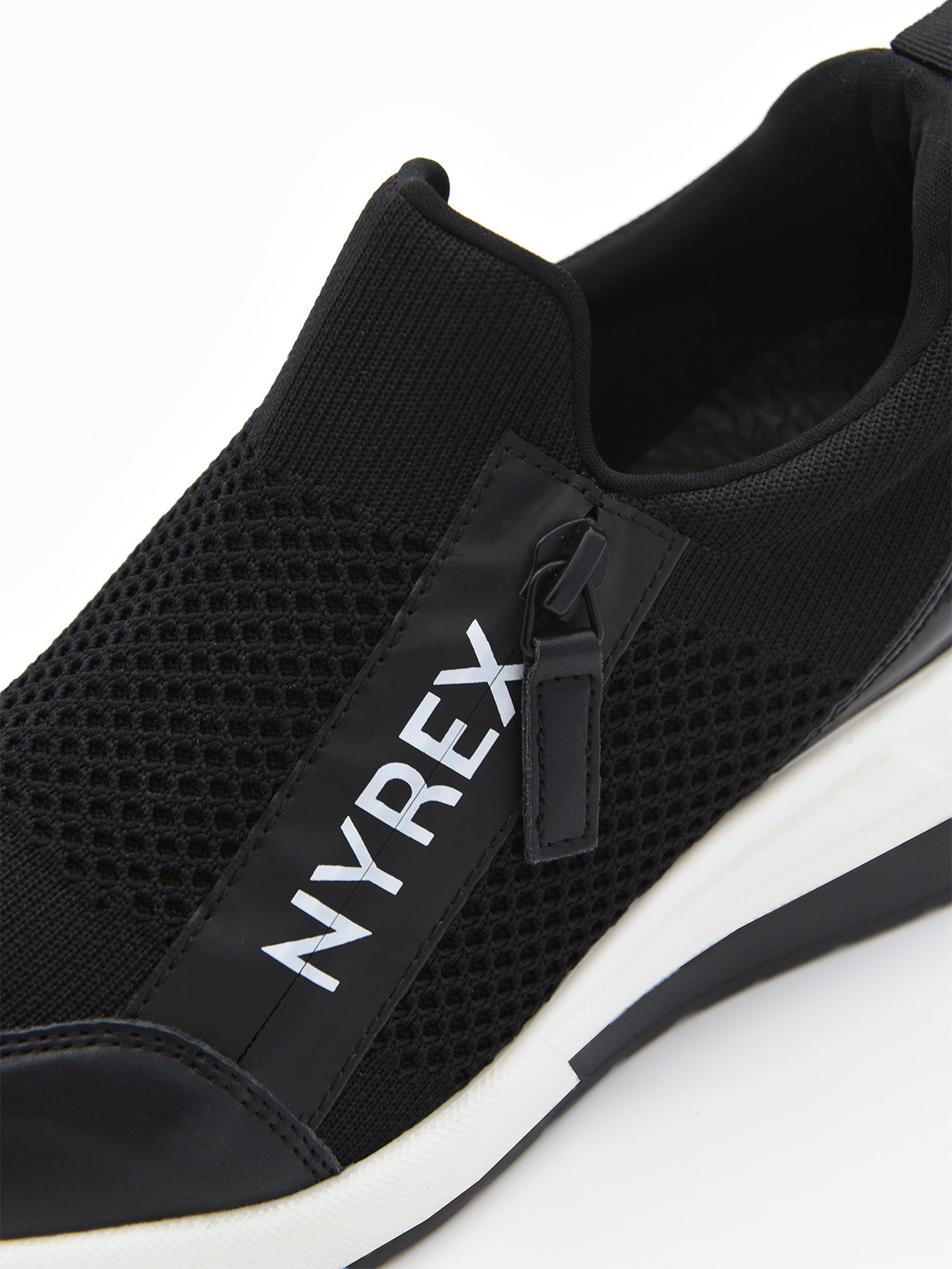 Zapatilla negra con cuña transpirable