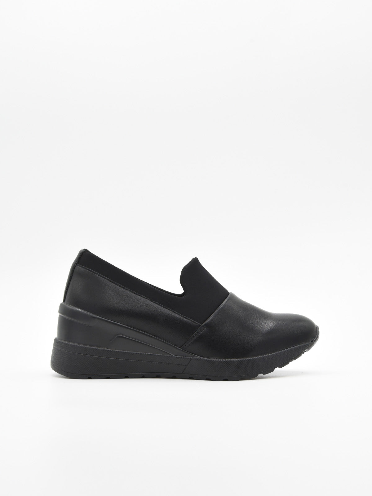 Zapato deportivo de mujer color negro, con diseño slip on sin cordones y suela con cuña interna de plataforma ligera.
