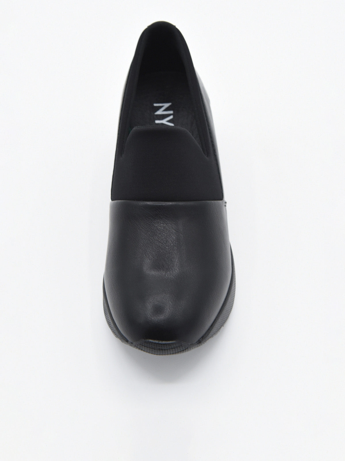 Zapato deportivo de mujer color negro, con diseño slip on sin cordones y suela con cuña interna de plataforma ligera.