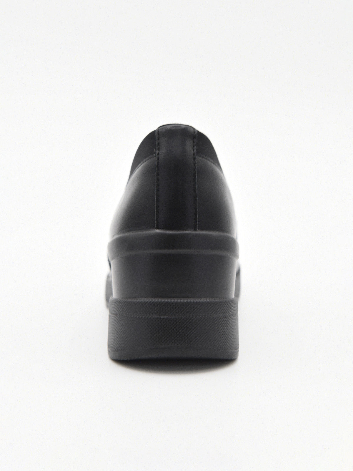 Zapato deportivo de mujer color negro, con diseño slip on sin cordones y suela con cuña interna de plataforma ligera.