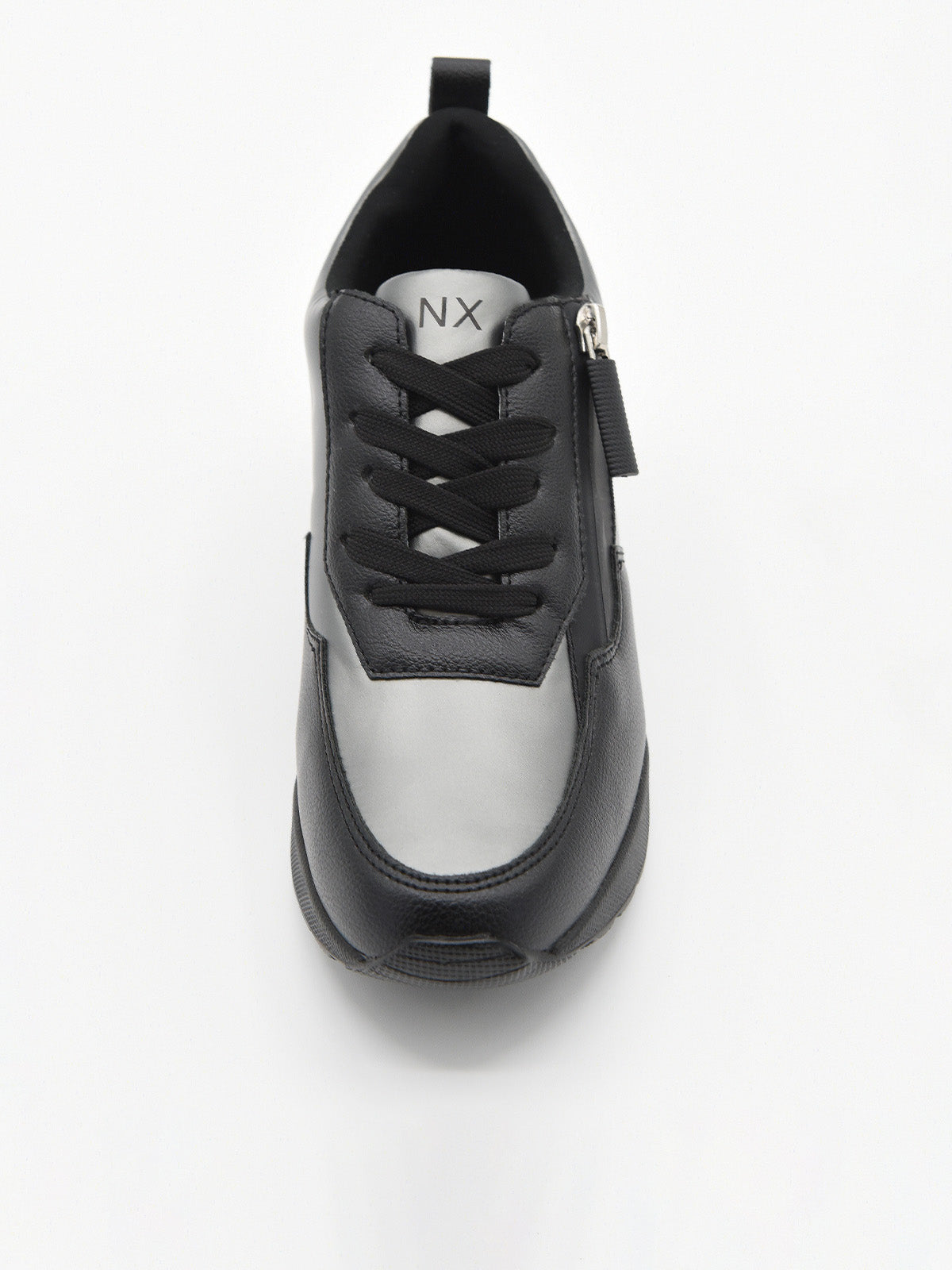 Zapatilla deportiva de mujer negra con cuña interna, detalles en gris metalizado, cordones, logo metálico y suela de plataforma ligera.