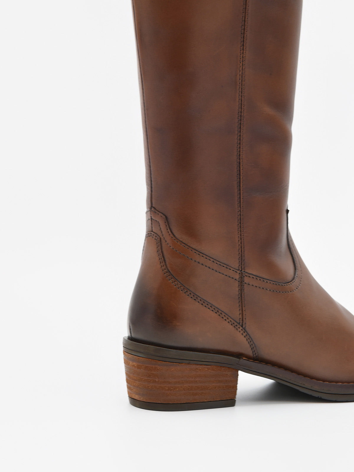 Bota alta de mujer en piel marrón, con caña recta y tacón bajo estilo cowboy.