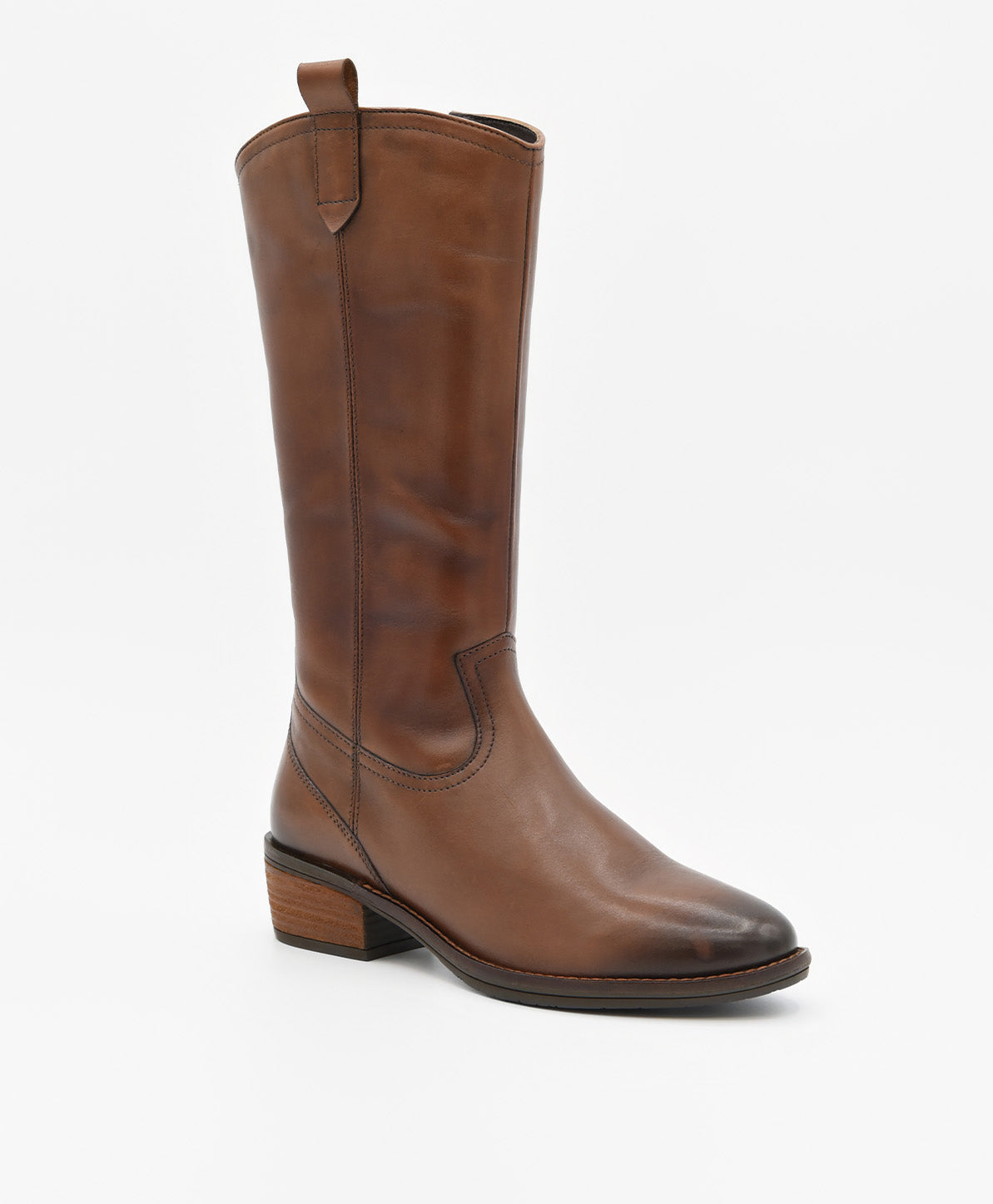 Bota alta de mujer en piel marrón, con caña recta y tacón bajo estilo cowboy.