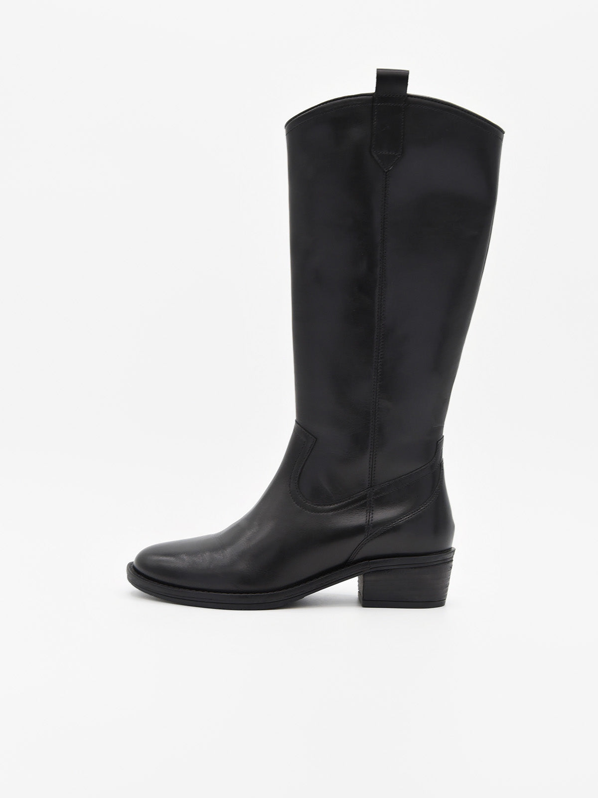 Bota alta de mujer en piel negra, con tacón bajo y diseño estilo cowboy minimalista.