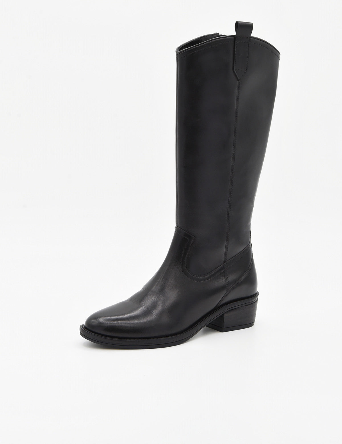 Bota alta de mujer en piel negra, con tacón bajo y diseño estilo cowboy minimalista.
