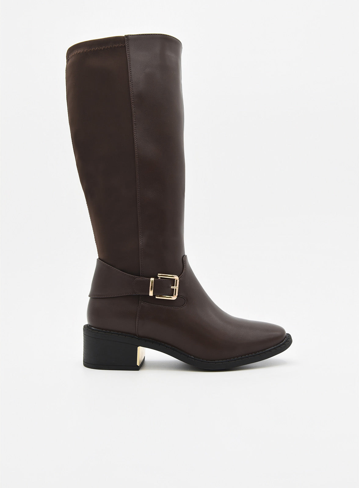 Bota alta de mujer en material sintético marrón efecto piel, con hebilla dorada lateral y tacón bajo ancho con detalle metálico.