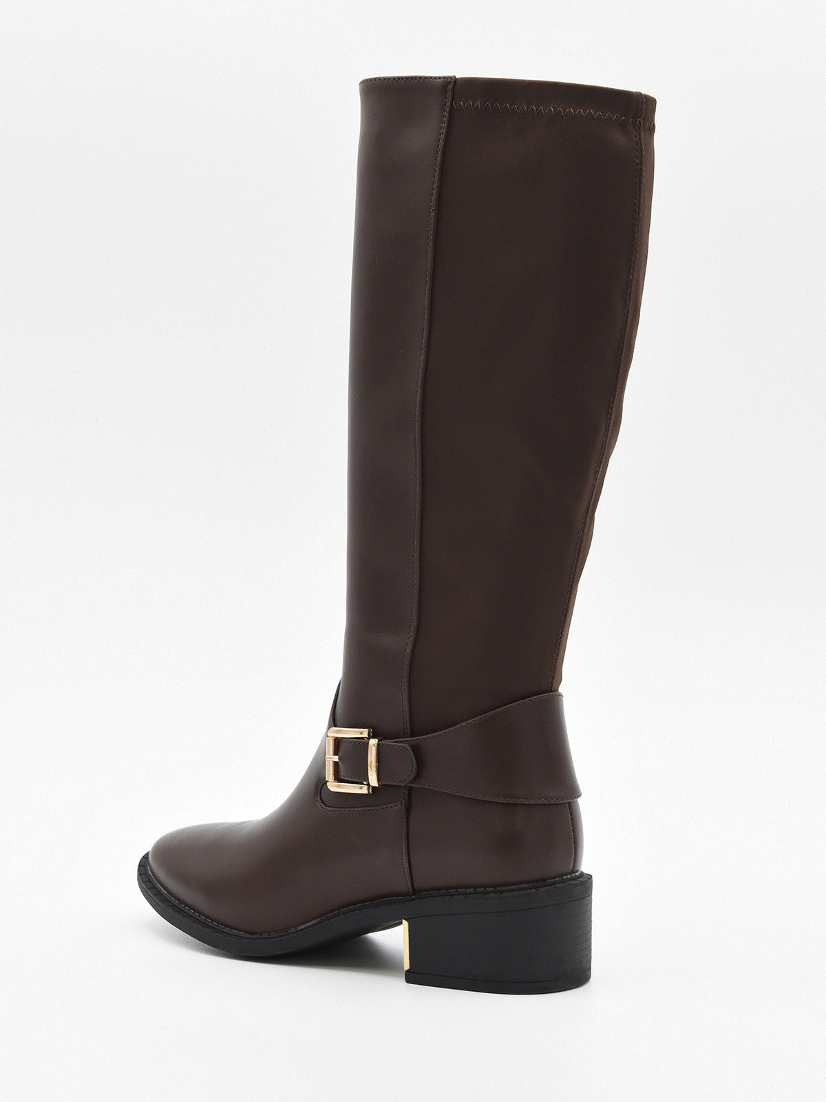 Bota alta de mujer en material sintético marrón efecto piel, con hebilla dorada lateral y tacón bajo ancho con detalle metálico.