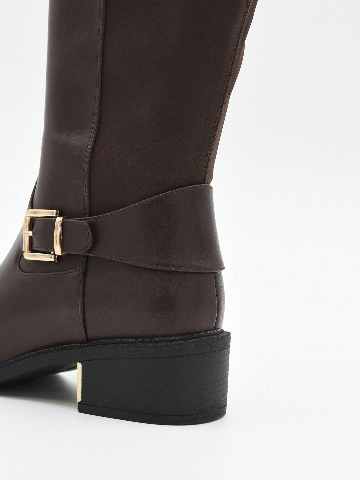 Bota alta de mujer en material sintético marrón efecto piel, con hebilla dorada lateral y tacón bajo ancho con detalle metálico.
