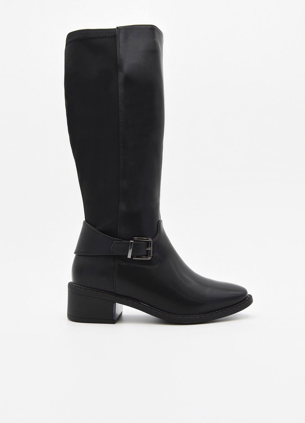 Bota alta de mujer en material sintético negro efecto piel, con hebilla lateral y tacón bajo ancho.