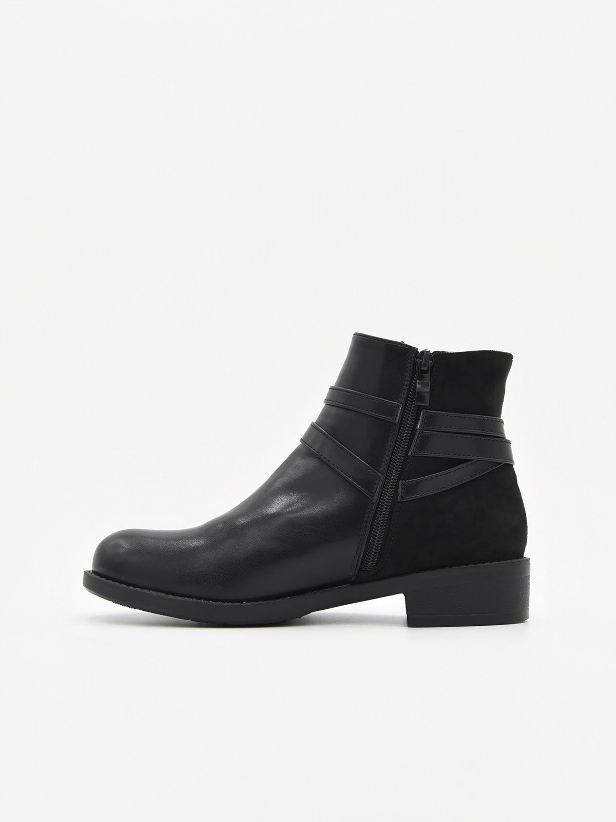 Botín negro de mujer en material sintético efecto piel, con detalle de cadena metálica lateral y tacón bajo ancho.