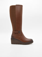 Bota marrón de caña alta con cuña y hebilla