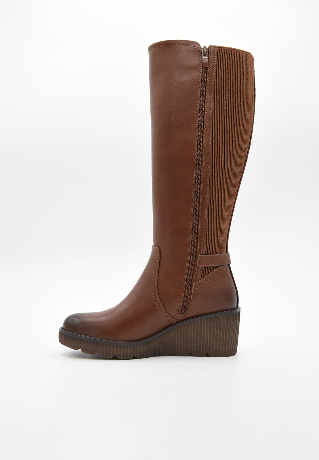 Bota marrón de caña alta con cuña y hebilla
