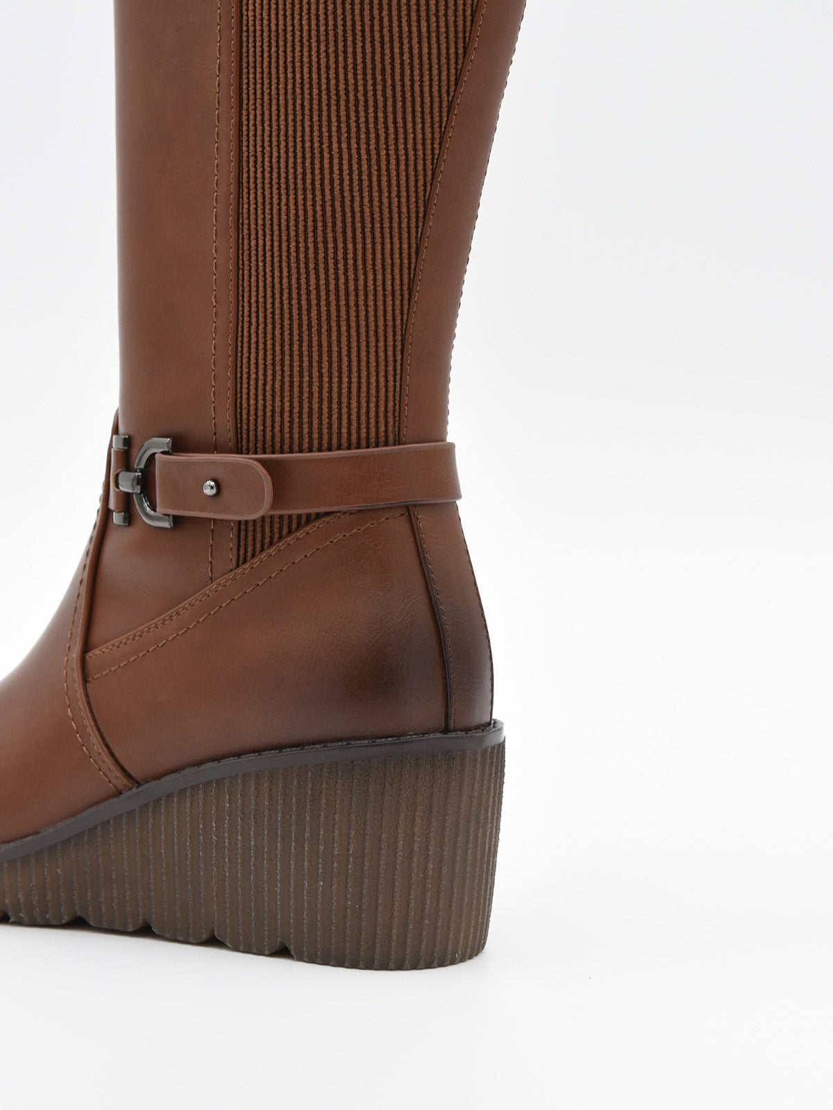 Bota marrón de caña alta con cuña y hebilla