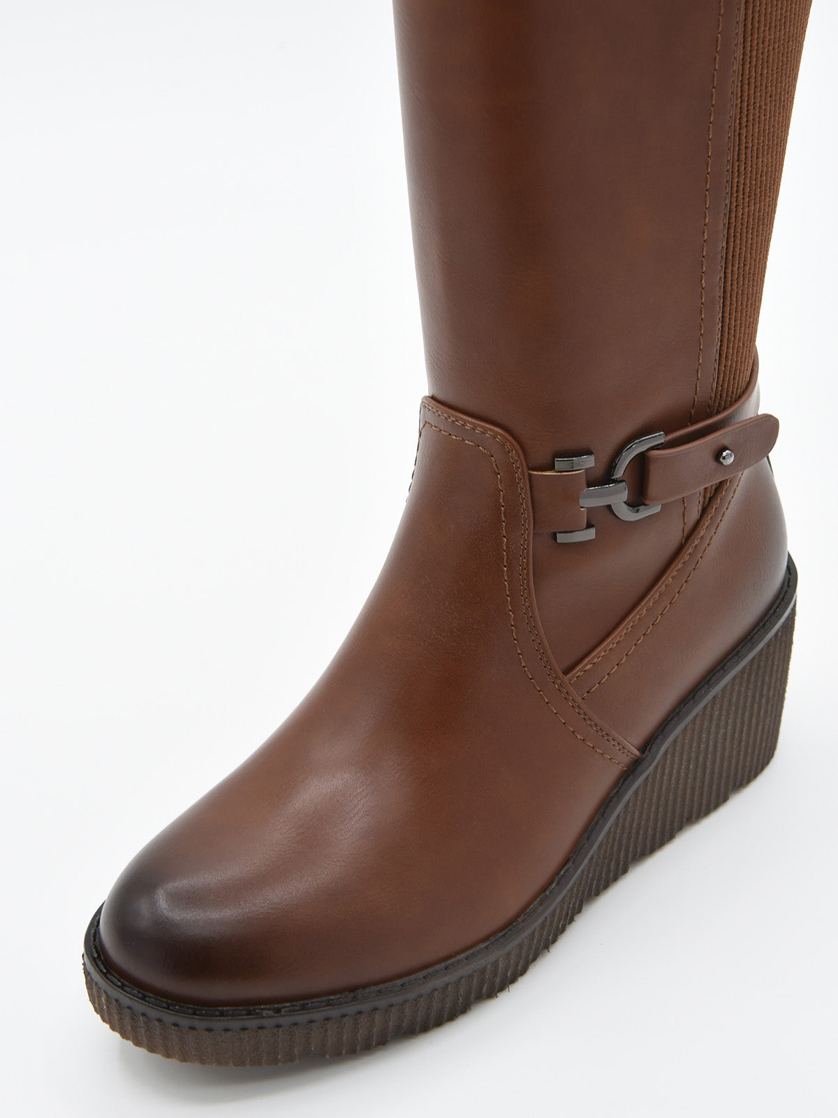 Bota marrón de caña alta con cuña y hebilla