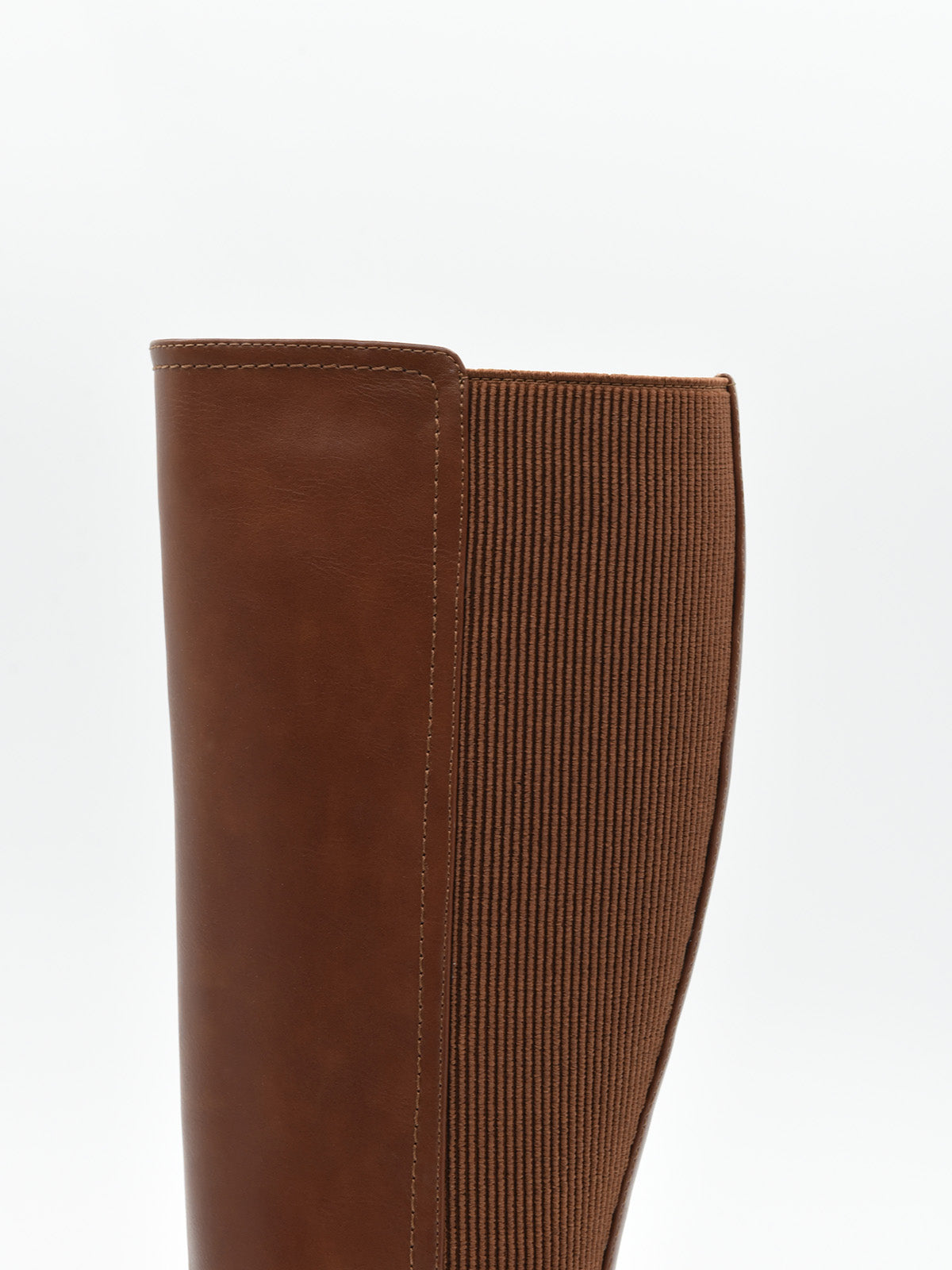 Bota marrón de caña alta con cuña y hebilla