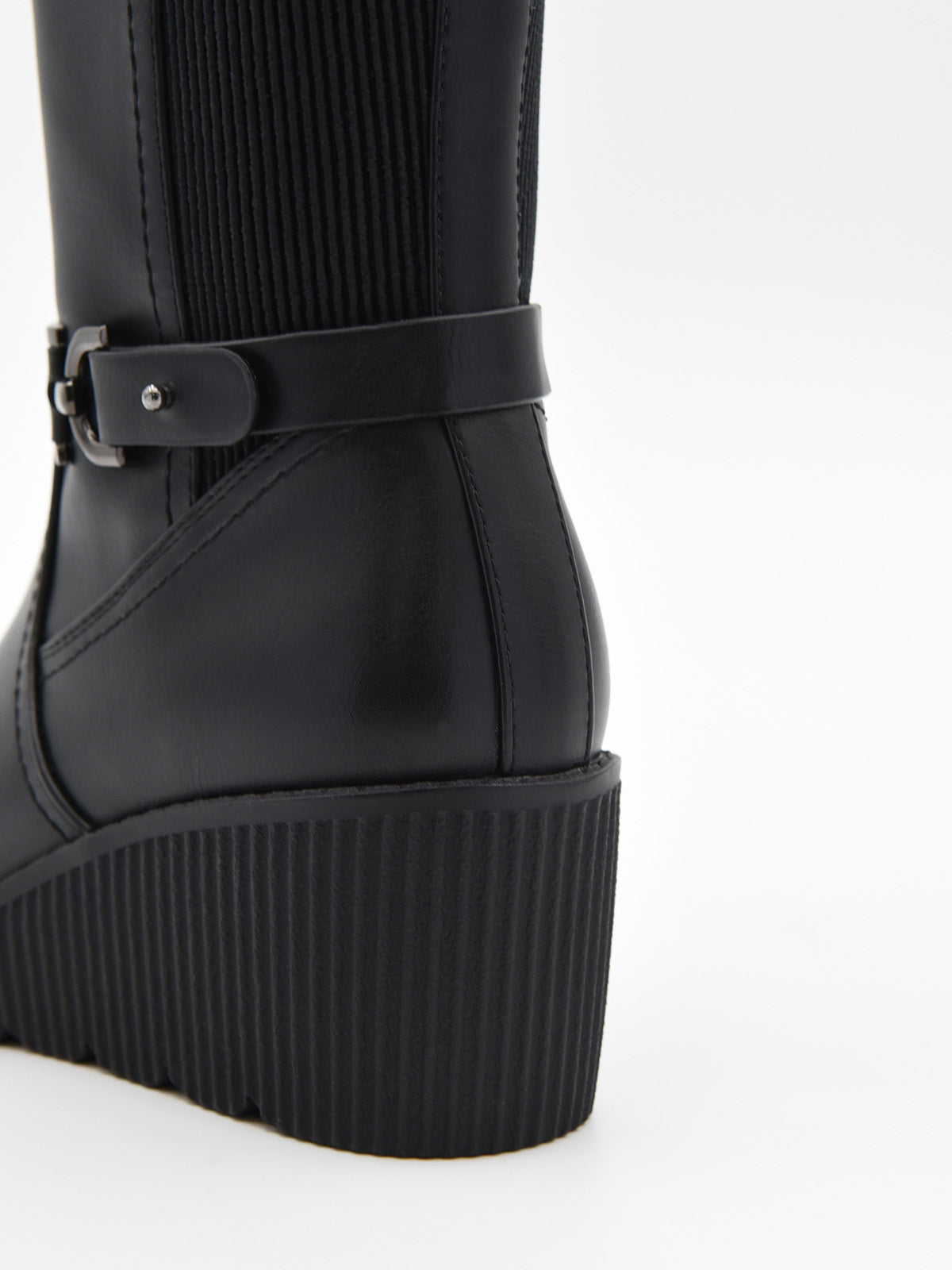 Botas negras de caña alta con cuña y detalle hebilla