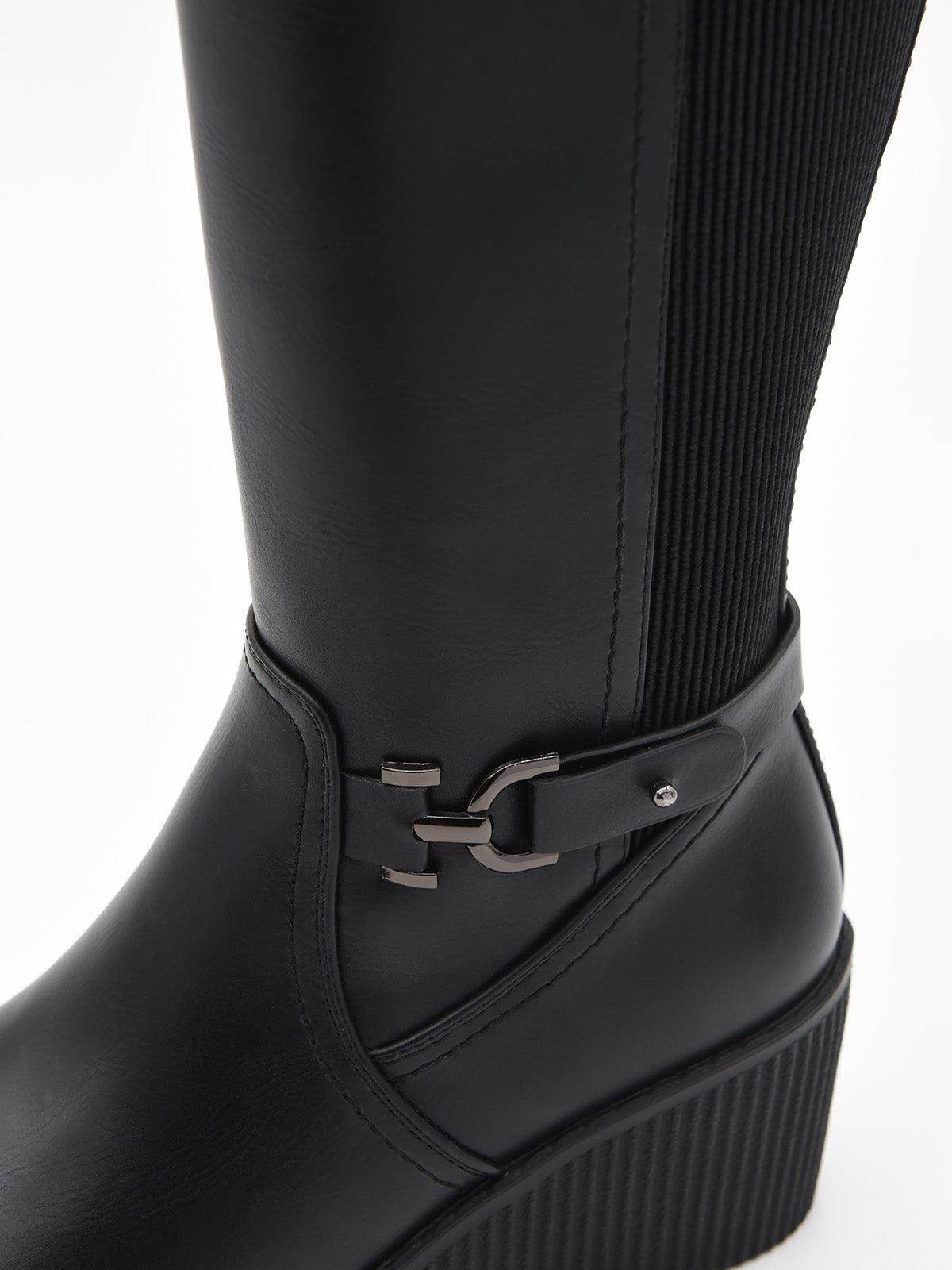 Botas negras de caña alta con cuña y detalle hebilla