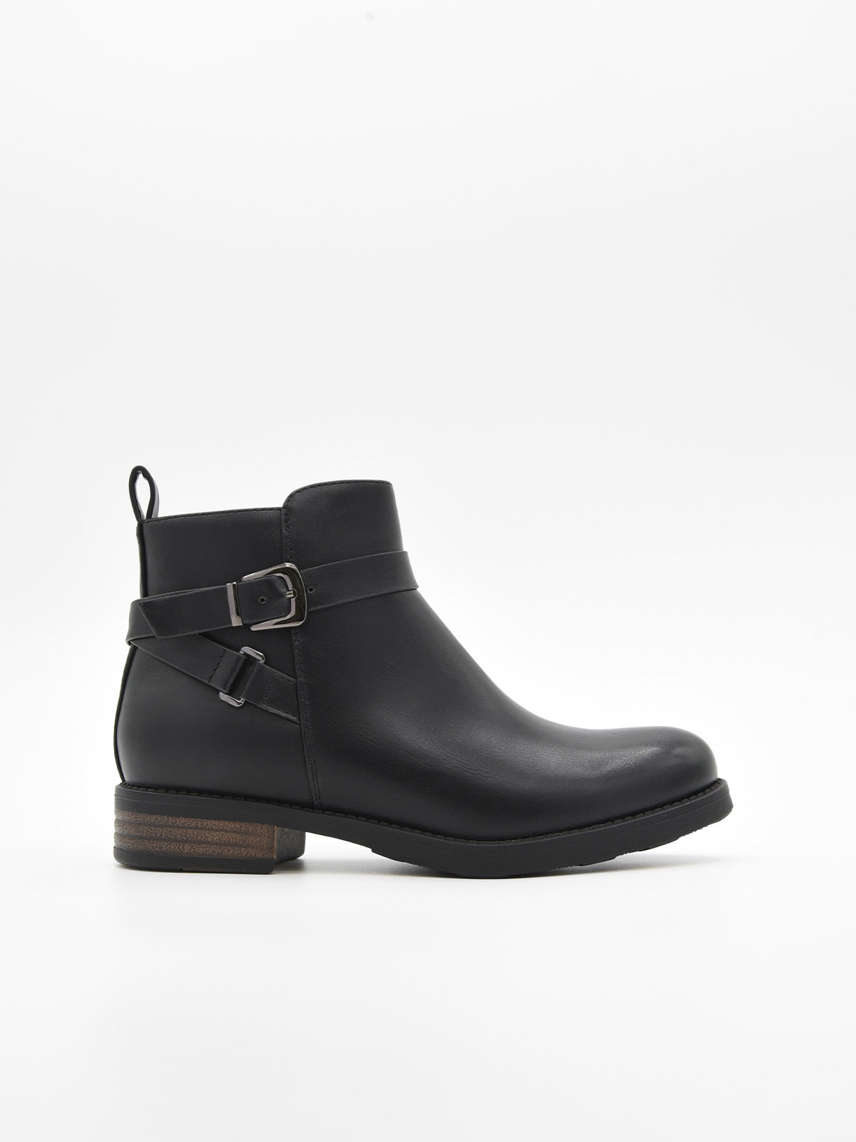 Botín de mujer en material sintético negro efecto piel, con hebilla lateral metálica y tacón bajo ancho con detalle de madera.