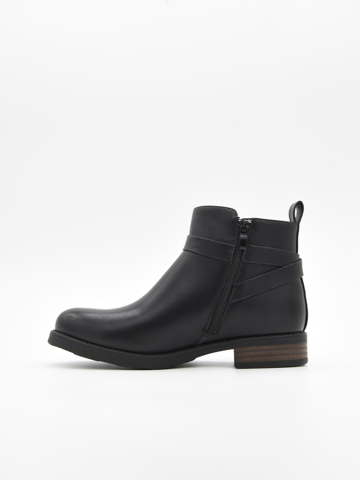 Botín de mujer en material sintético negro efecto piel, con hebilla lateral metálica y tacón bajo ancho con detalle de madera.